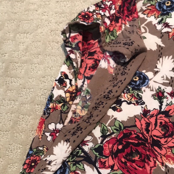 Fabulous colourful open flowy top - Picture 10 of 12